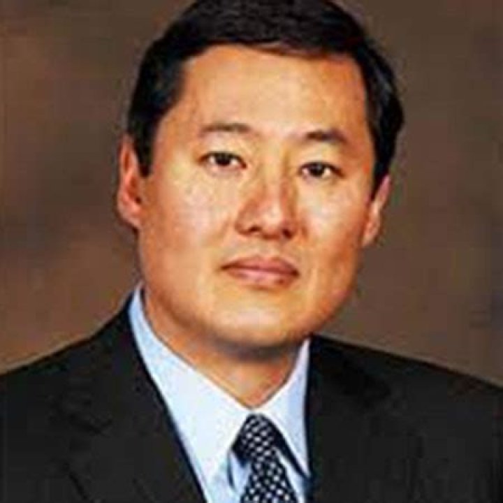 Daughter of Peter Arnett, Else Arnett is a Journalist and Has Been Married to John Yoo. |