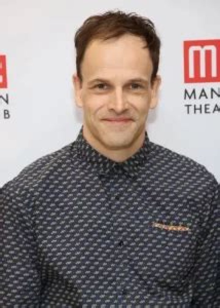How tall is Jonny Lee Miller |