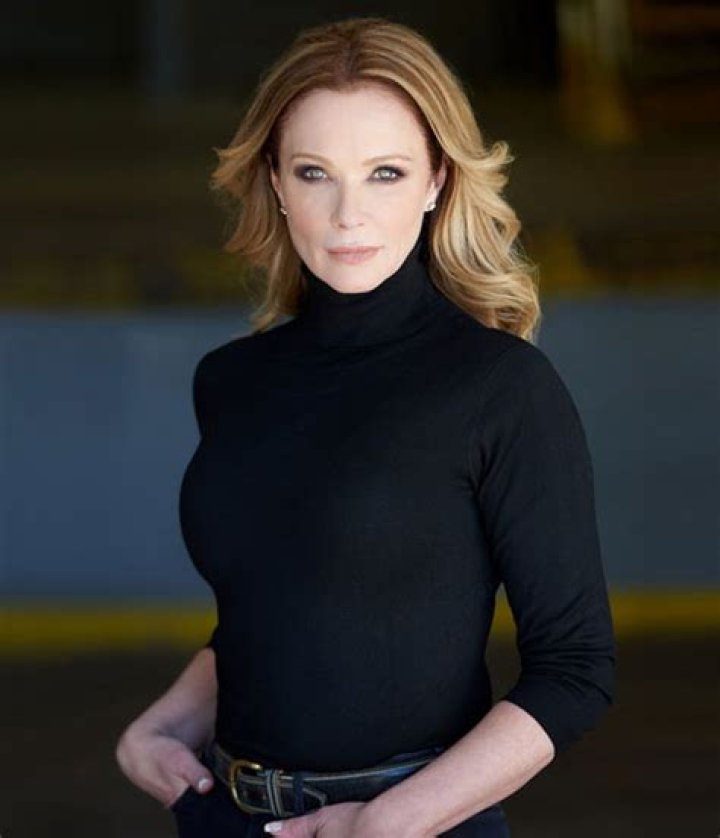 How tall is Lauren Holly |