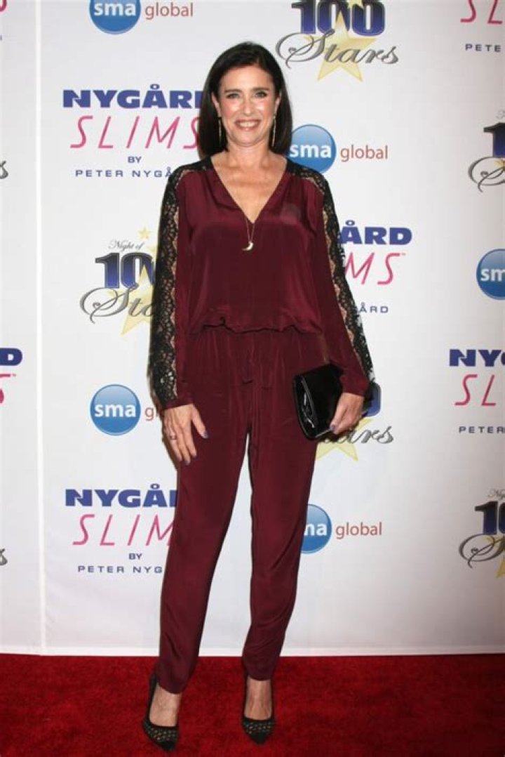 How tall is Mimi Rogers |