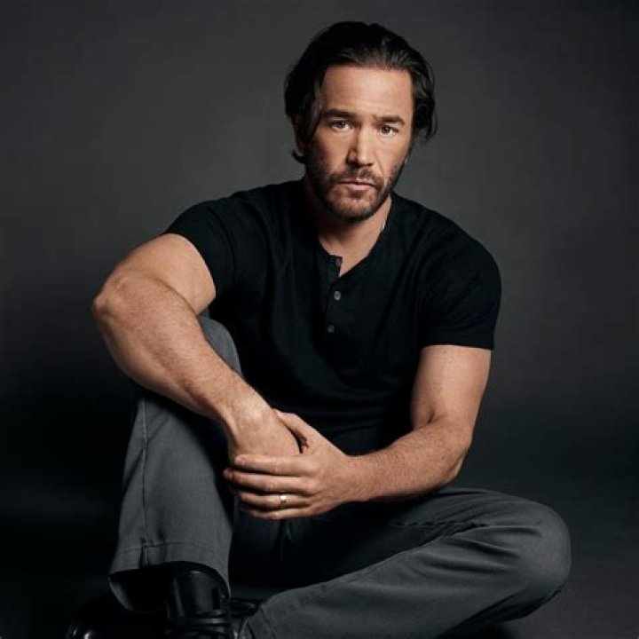 How tall is Tom Pelphrey |