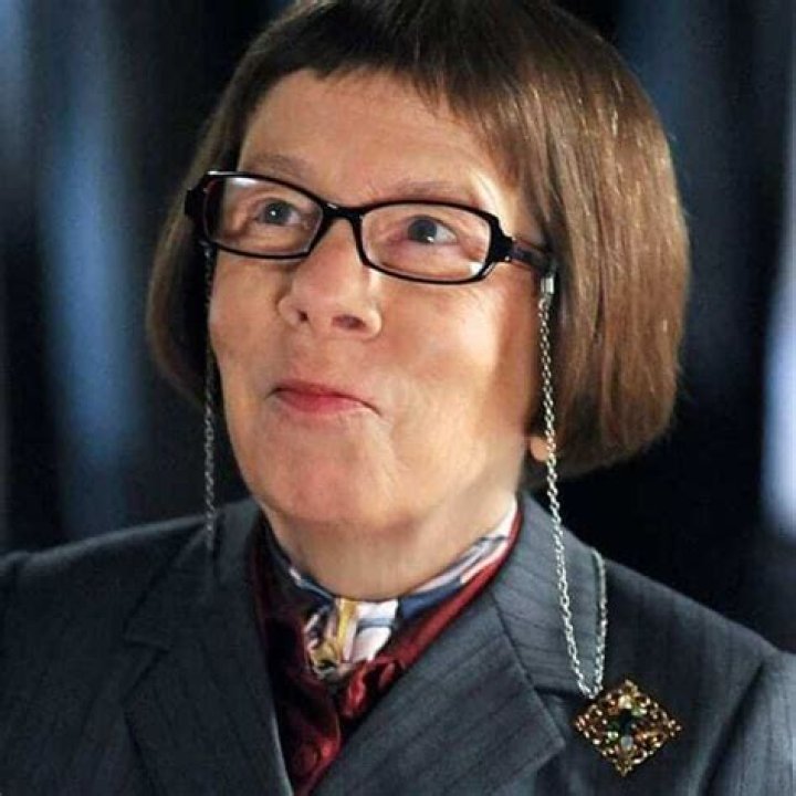 Linda Hunt – Bio, Net, Wife, is her retirement soon, where is she now